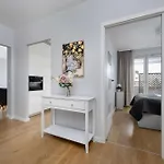 Bright Two Bedroom In With Air Conditioning And Parking By Renters