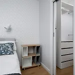 Bright Two Bedroom In With Air Conditioning And Parking By Renters Apartmán Vratislav