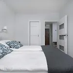 Bright Two Bedroom In With Air Conditioning And Parking By Renters *