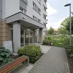 Bright Two Bedroom In With Air Conditioning And Parking By Renters Apartmán