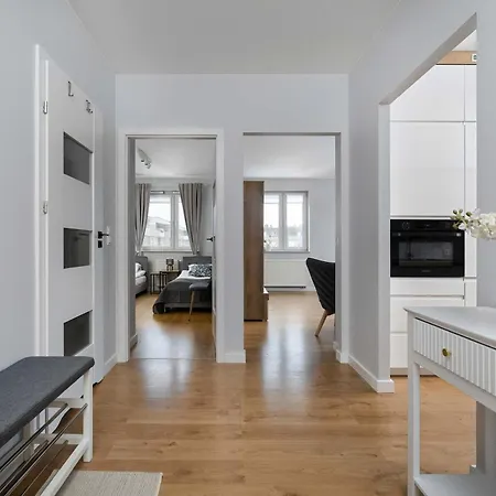 Bright Two Bedroom In With Air Conditioning And Parking By Renters