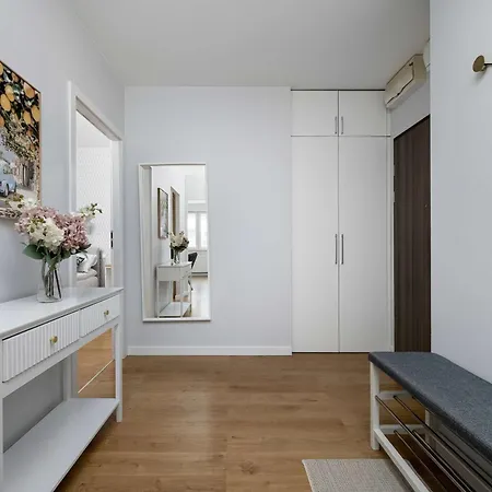 Appartamento Bright Two Bedroom In With Air Conditioning And Parking By Renters
