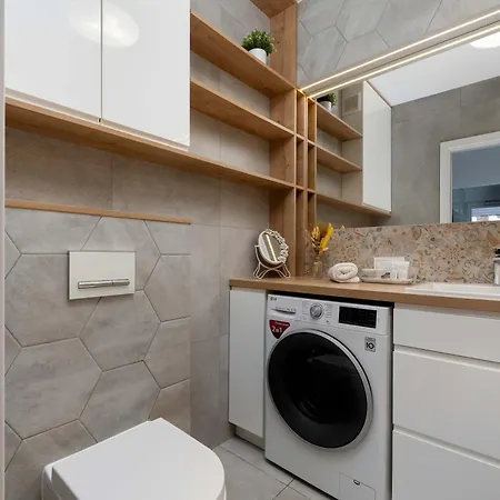 Appartamento Bright Two Bedroom In With Air Conditioning And Parking By Renters Breslavia