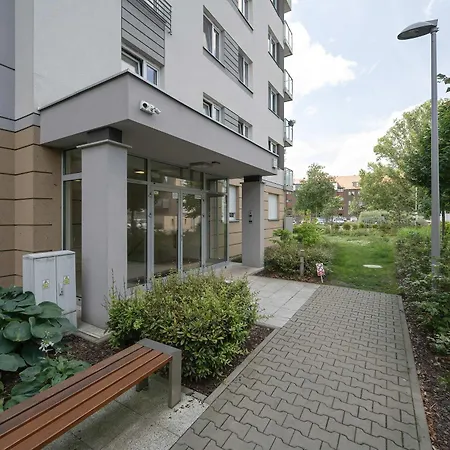 Bright Two Bedroom In With Air Conditioning And Parking By Renters Appartamento