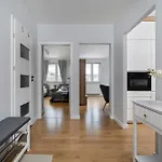 Bright Two Bedroom In With Air Conditioning And Parking By Renters