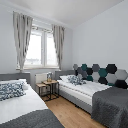 Bright Two Bedroom In With Air Conditioning And Parking By Renters Apartament *