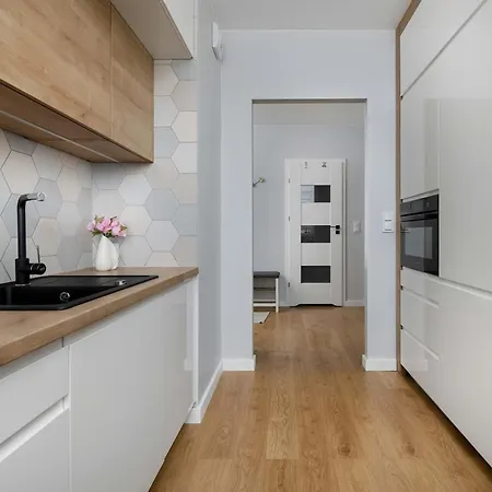 Bright Two Bedroom In With Air Conditioning And Parking By Renters 브로츠와프
