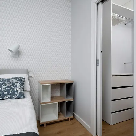 Bright Two Bedroom In With Air Conditioning And Parking By Renters 아파트 브로츠와프