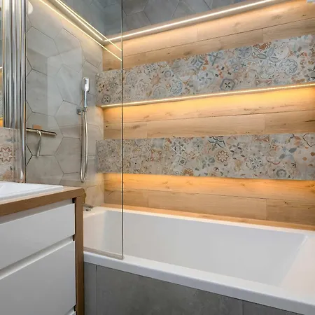 Bright Two Bedroom In With Air Conditioning And Parking By Renters 아파트 *