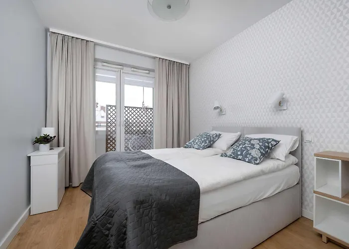 Bright Two Bedroom In With Air Conditioning And Parking By Renters Apartment