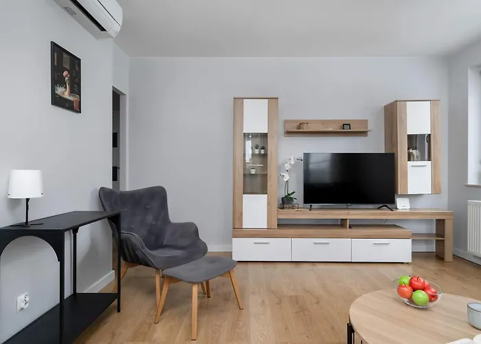 Bright Two Bedroom In With Air Conditioning And Parking By Renters Apartament