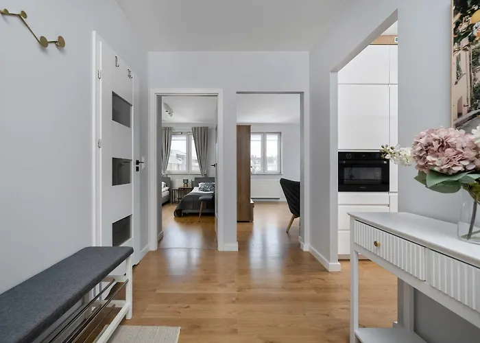 Bright Two Bedroom In With Air Conditioning And Parking By Renters